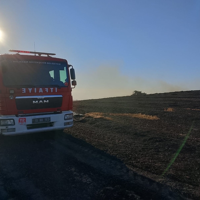 Susurluk'taki arazi yangını ekiplerin ortak müdahalesiyle söndürüldü