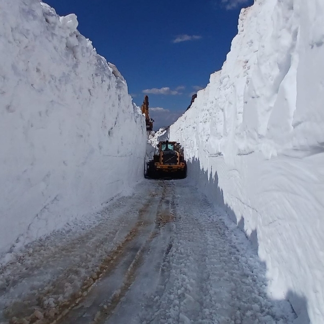 Yüksekova'da temmuz ayında 7 metrelik kar tünelleri: İş makinesi içinde kay...