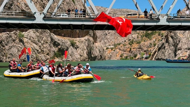 Kemaliye'de su sporları tutkunları Fırat'ta buluştu