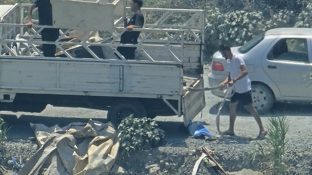Dereye kamyon dolusu atık malzeme döktüler: Doğa katliamı kameraya yansıdı