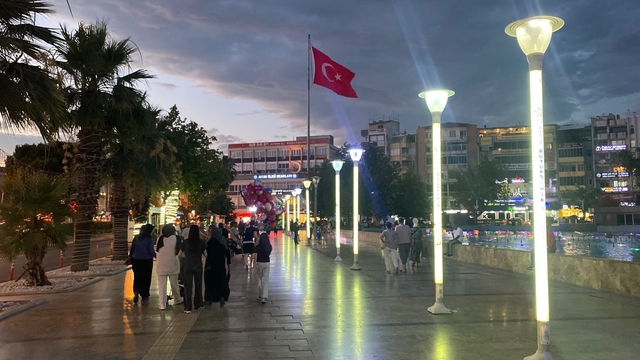 Sıcaktan bunalan vatandaşlar akşam serinliğinde nefes alıyor