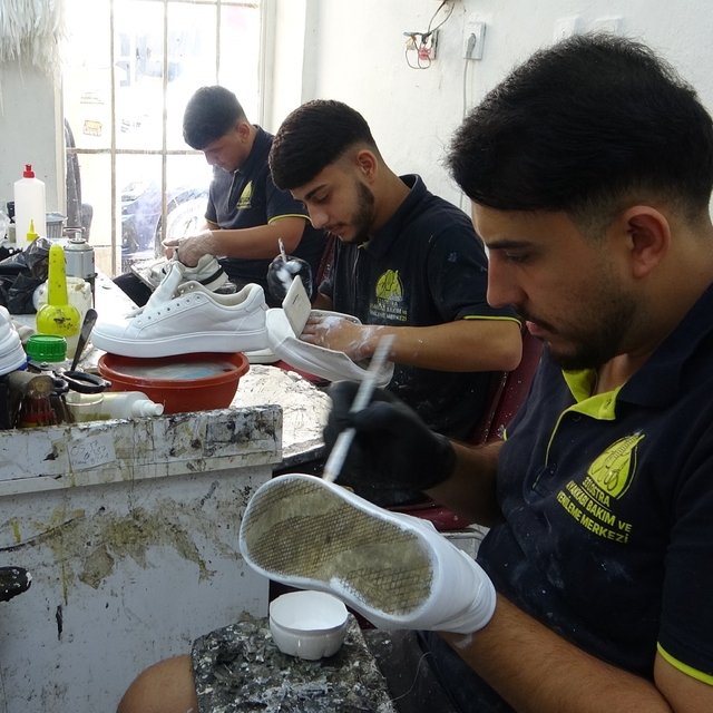 Bu da modern ayakkabı tamircisi: Babadan kalma mesleğini artık milyonlar iz...