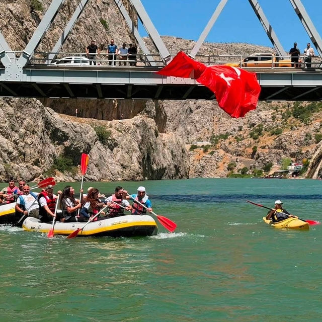 Kemaliye'de su sporları tutkunları Fırat'ta buluştu