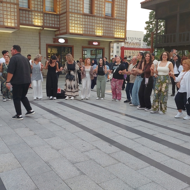 Yunan turistler dev çay bardağının altında yunan ezgileriyle horon oynadı