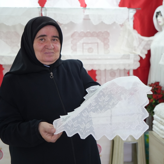 50 yıldır işlediği sanat ile gelinlik kızların çeyizini süslüyor
Düğün sezo...
