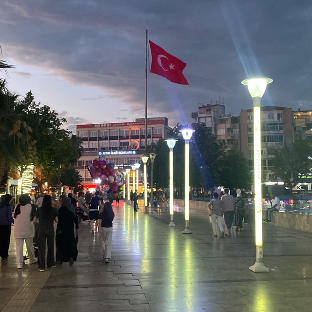 Sıcaktan bunalan vatandaşlar akşam serinliğinde nefes alıyor