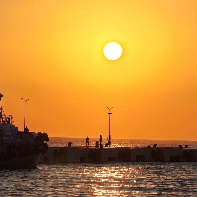 Kuşadası, gün batımında kızıla boyanıyor