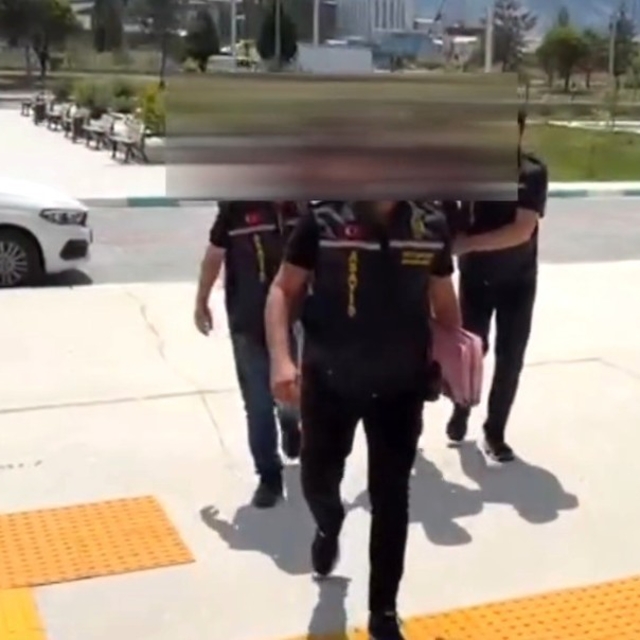 Kütahya'daki silahlı saldırı 96 saatlik kamera incelemesiyle aydınlatıldı
P...