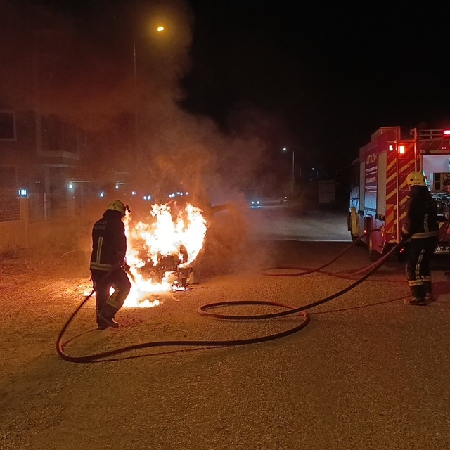 Seyir halindeki otomobil alev topuna döndü