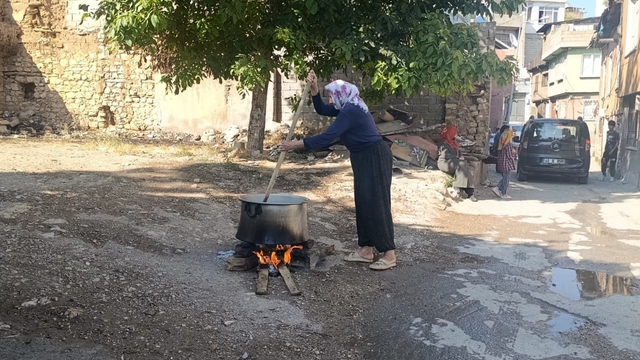 Kahramanmaraş'ta mahalle sakinleri Muharrem ayında kazan başında buluştu