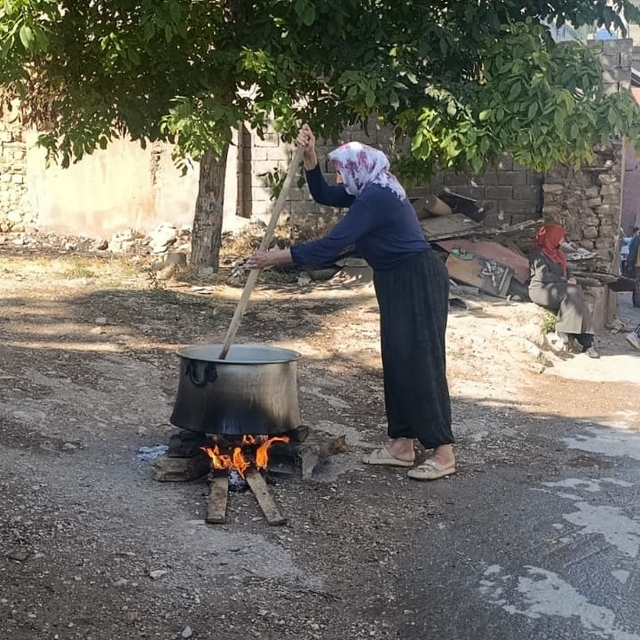 Kahramanmaraş'ta mahalle sakinleri Muharrem ayında kazan başında buluştu