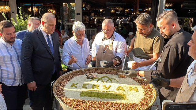 Alpedo Kervan'dan aşure ikramı