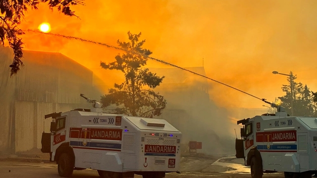 Namet tesisindeki yangına TOMA'larla müdahale edildi