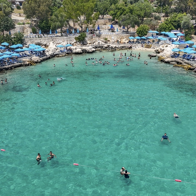 Mersin'de plajlar yaz sezonunda yoğun ilgi görüyor