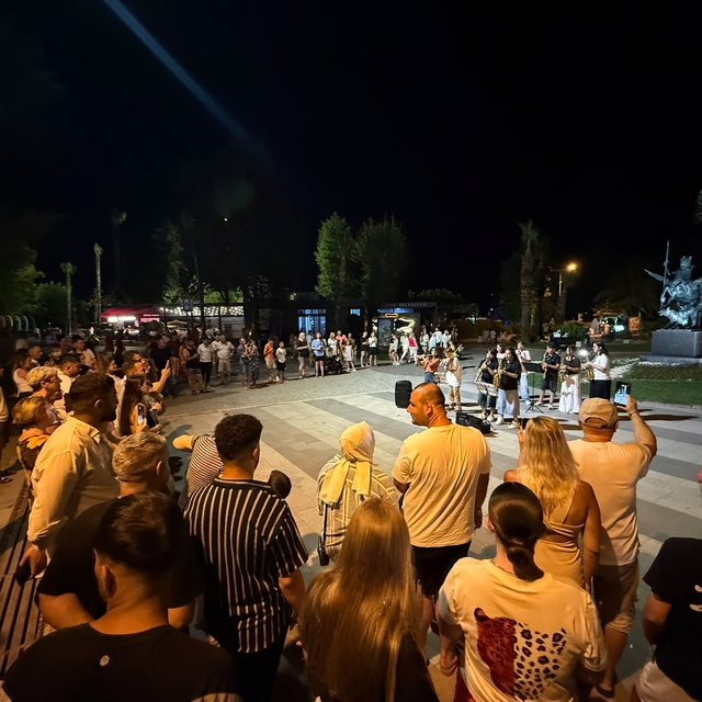 Geleceğin müzisyenleri Kemer gecelerini hareketlendirdi