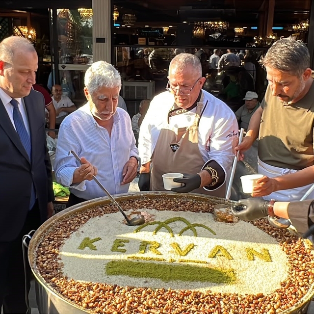Alpedo Kervan'dan aşure ikramı