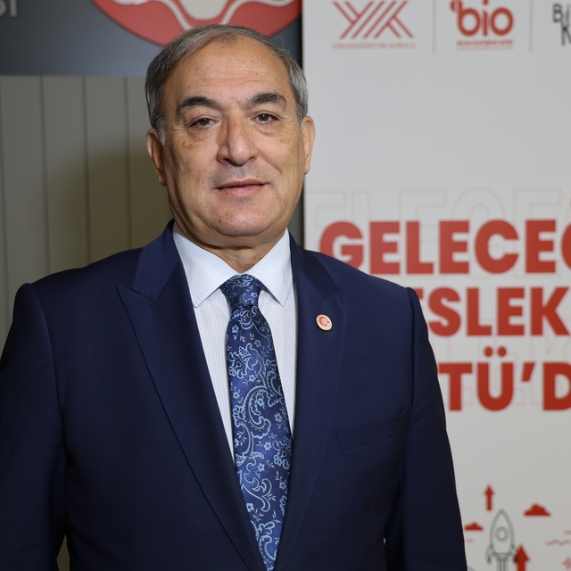 ATÜ, geleceğin mesleklerine yönelik eğitim atağını sürdürüyor
Rektör Sözen:...