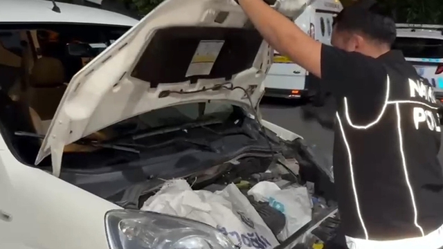 Aracının motor kısmına gizlediği uyuşturucuları piyasaya sürmek isterken yakalandı