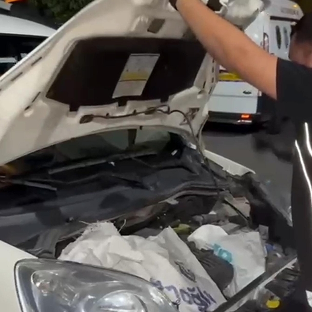 Aracının motor kısmına gizlediği uyuşturucuları piyasaya sürmek isterken ya...