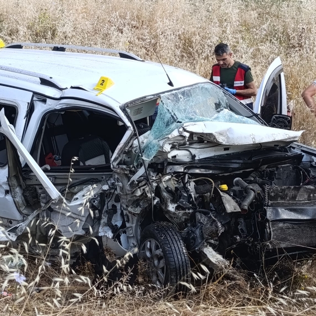 Cenaze dönüşü kaza: anne ile 2 oğlu öldü, 3 yaralı