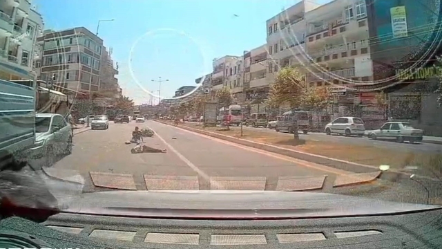Otomobile arkadan çarpıp havada taklalar attılar: 1'i ağır 2 yaralı
Feci kaza araç kamerasında