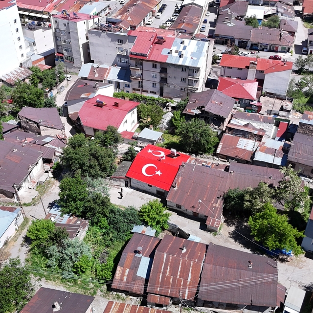Vatan sevgisini evinin çatısına işledi