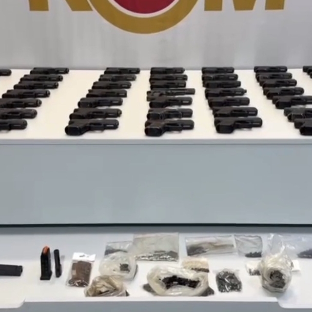 Aracın döşeme içlerine gizlenen 47 tabanca ele geçirildi