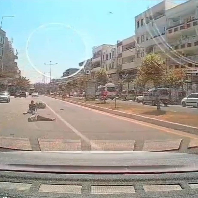 Otomobile arkadan çarpıp havada taklalar attılar: 1'i ağır 2 yaralı
Feci ka...