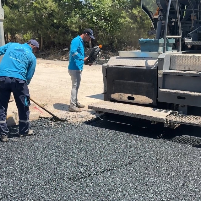 Adıyaman'da 170 derecelik asfaltın seriminde işçilerin zorlu mesaisi