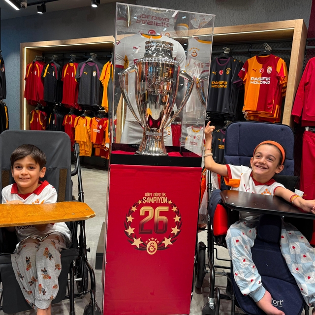 Galatasaray'ın şampiyonluk kupası Mardian Mall'da taraftarlarla buluştu