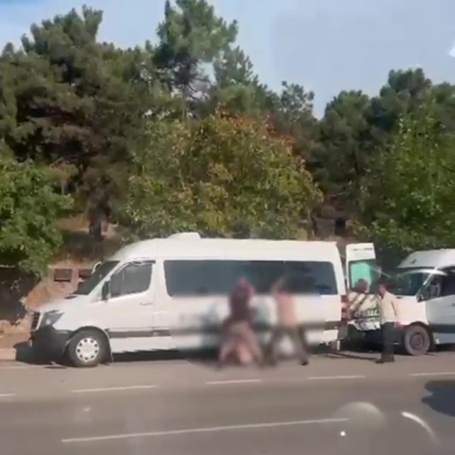 Cadde ortasında dehşet anları: Demir sopalarla darp ettiler
4 saldırganın t...