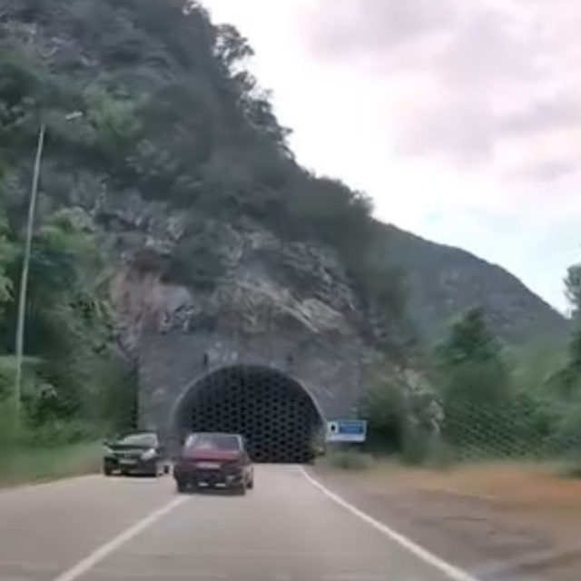 Bütün trafik kurallarını hiçe sayan sürücü görüntülendi
Selektör ve abartı...