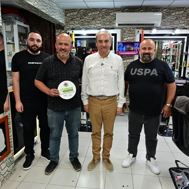 Kocagöz, "Temizlik Kirletmemektir" kampanyasını Kültür Kafeler Caddesi esna...
