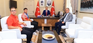 Dünya şampiyonu kanocudan Muğla Valisi Akbıyık'a ziyaret