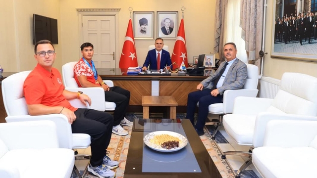 Dünya şampiyonu kanocudan Muğla Valisi Akbıyık'a ziyaret