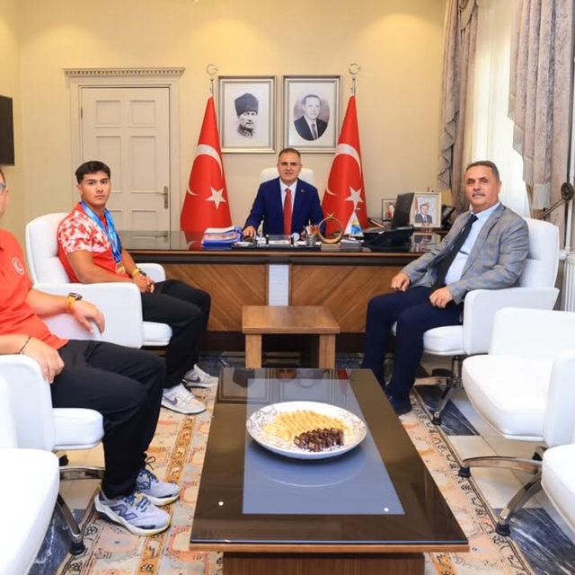 Dünya şampiyonu kanocudan Muğla Valisi Akbıyık'a ziyaret