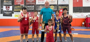 Yunusemre'nin minik pehlivanları madalyaları topladı