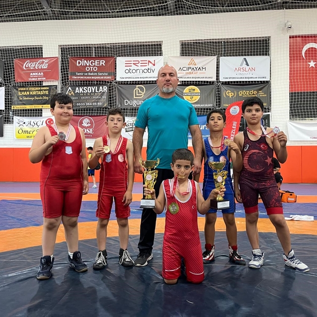Yunusemre'nin minik pehlivanları madalyaları topladı