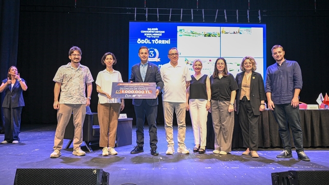 Cumhuriyet Meydanı Sosyal Merkezi Proje Yarışması'nda ödüller sahiplerini buldu
Akın, "Balıkesir'imizi değiştiriyor, dönüştürüyor ve güzelleştiriyoruz"