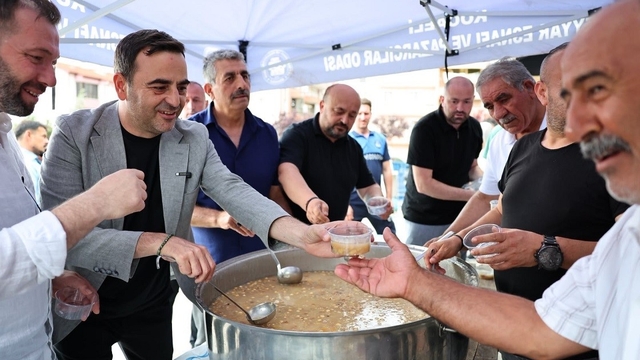 Başkan Özlü'den pazar esnafına aşure ikramı