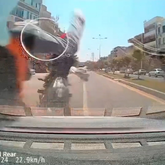 Motosikletin otomobile çarptığı kaza kamerada; 2 yaralı