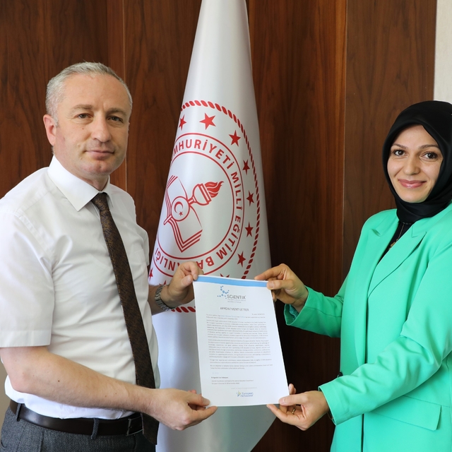 Ağrı Milli Eğitim Müdürü Kökrek, Scientix Elçisi Özmüş'ü tebrik etti