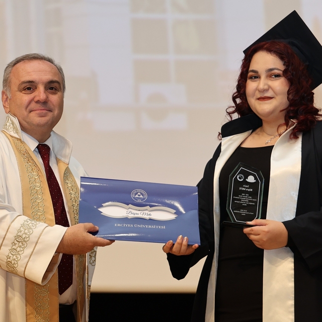 ERÜ Mimarlık Fakültesi'nde mezuniyet sevinci