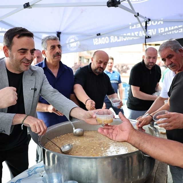 Başkan Özlü'den pazar esnafına aşure ikramı