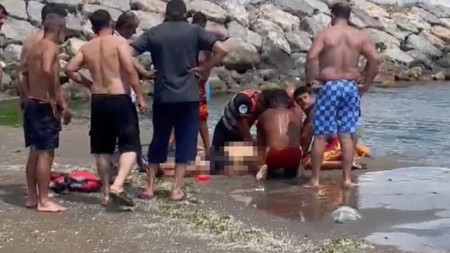 Denizde fenalaşan vatandaşa dakikalarca kalp masajı yapıldı
Karasu'da boğulma tehlikesi geçiren vatandaş hastaneye sevk edildi