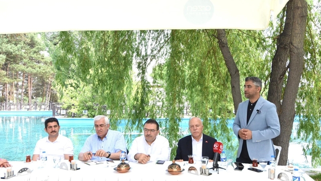 AK Parti Erzurum teşkilatı hizmetleri değerlendirdi
Stadyum, ulaşım, yeni kreş ve yatırımlar gündemde