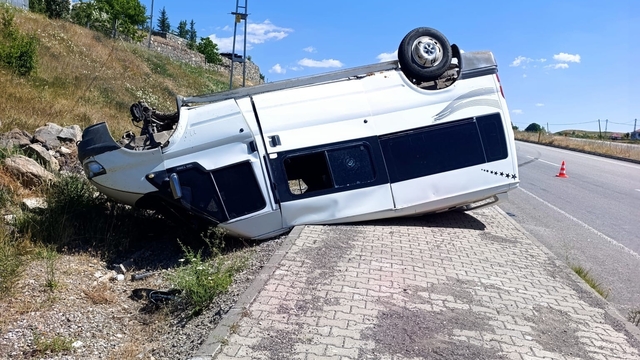 Minibüs takla attı: 1 yaralı