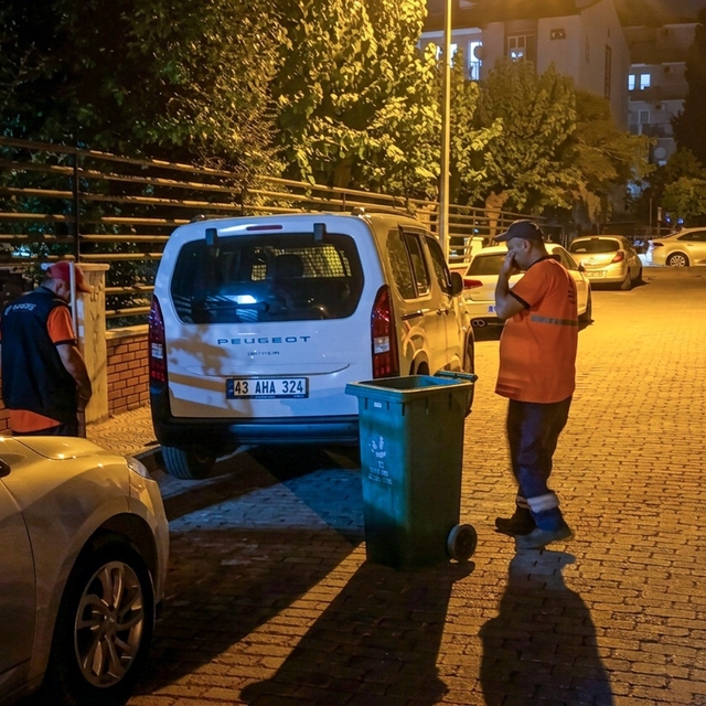 Efeler Belediyesi temizlik ekipleri çalışmalarını sürdürüyor