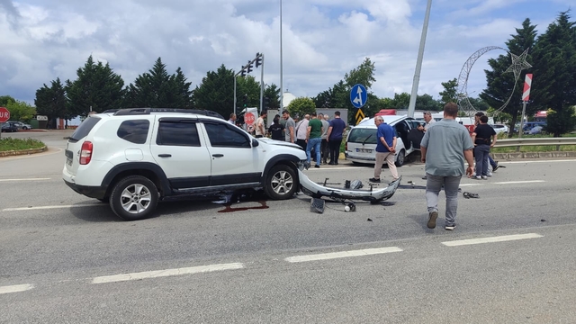 Giresun'da iki otomobilin çarpışması sonucu 1'i çocuk 5 kişi yaralandı