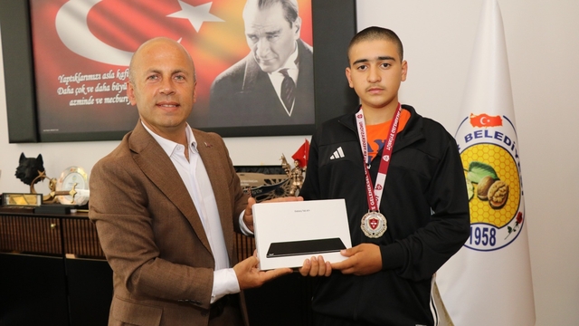 Olurlu genç pehlivana Başkan Ergün'den tam destek